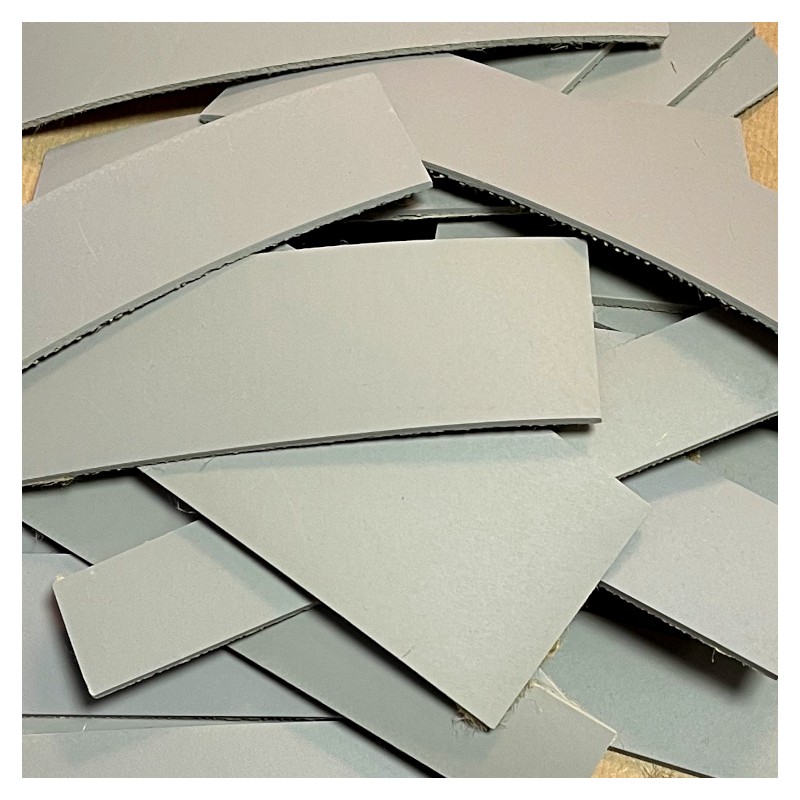 Plaques de linoléum en vrac. Chutes de découpes. C'est le "lino" le plus adapté pour la linogravure