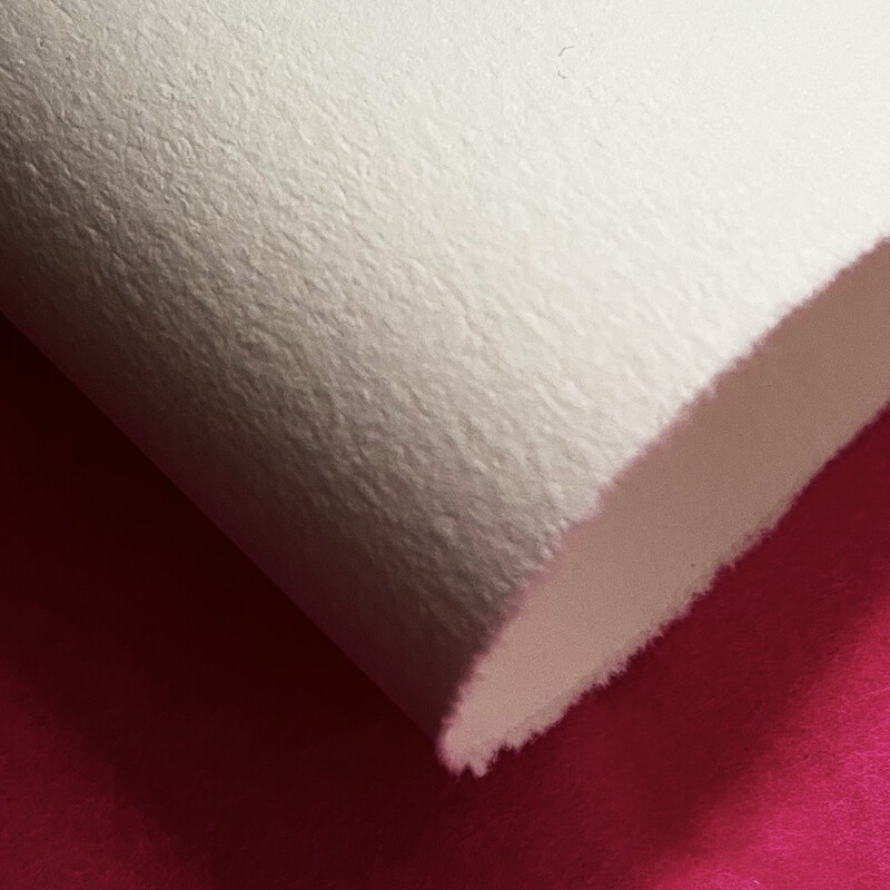 Papier Vélin d’Arches 250g/m² – 100 % coton, filigrané Arches France, bords frangés, blanc nature, zoom grain