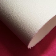 Papier Vélin d’Arches 160 g/m² – 100 % coton, filigrané Arches France, bords frangés, blanc nature, zoom grain fin Papier Vélin d’Arches 160 g/m² – 100 % coton, filigrané Arches France, bords frangés, blanc nature, zoom grain fin