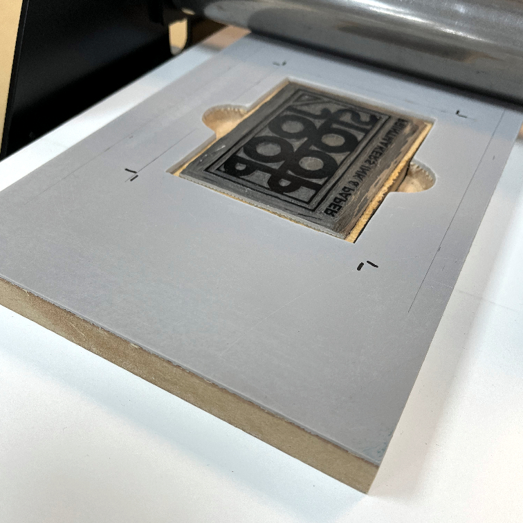 Plaque a fenetre avec reperes de calage du papier