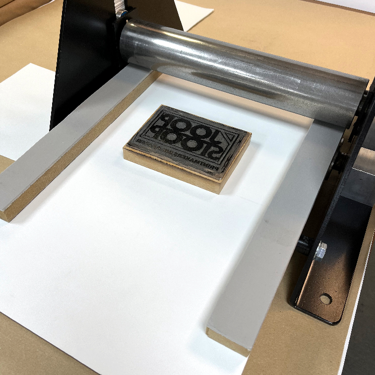 Plaque de lino sur presse gravure taille-douce