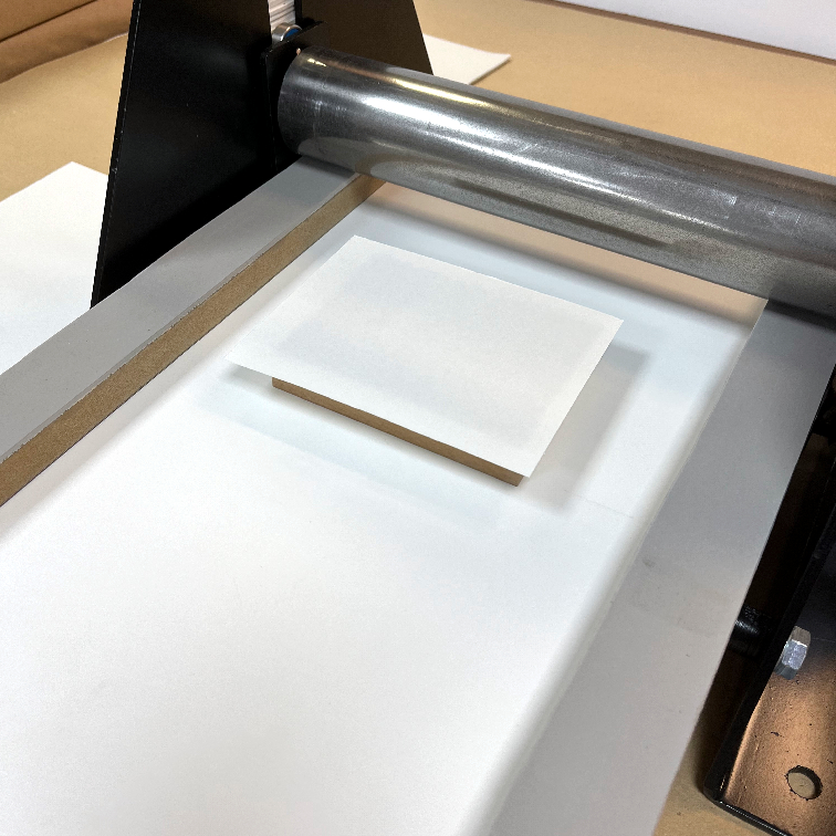 Impression de linogravure sur presse gravure taille-douce - positionnement du papier